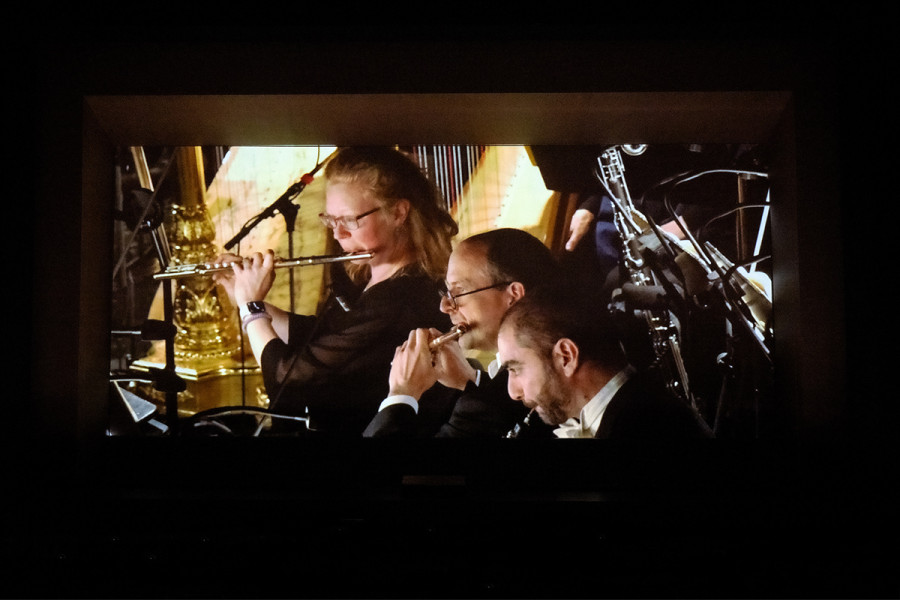 Während des sinfonischen Intermezzos fängt eine Livekamera Bilder aus dem Orchestergraben ein. Hier Flöten und Oboen.