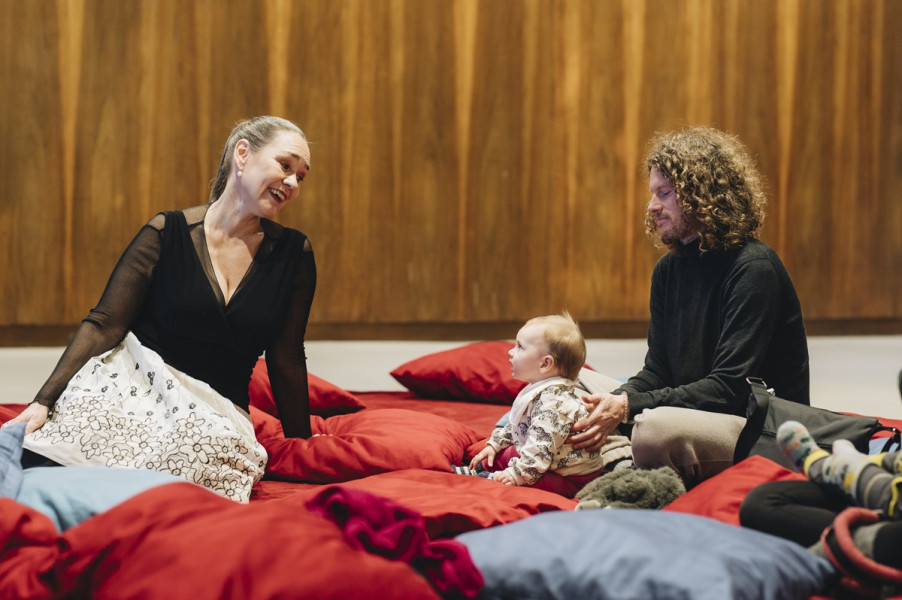 Babykonzert - © Nancy Jesse Die Sängerin Saskia Klumpp singt zu einem Baby, daneben der Vater des Babys.