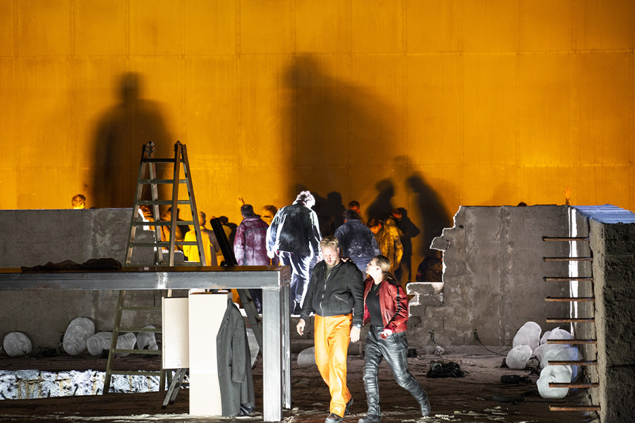 Die hintere Wand des Gefängnisses ist zerstört. Die Gefangenen konnten fliehen. Ihre Masken lehnen noch an den verbliebenen inneren Gefängniswänden zur Linken und zur Rechten. Fidelio und Rocco gehen gemeinsam in Richtung Vordergrund. Sie wirken sehr einträchtig.