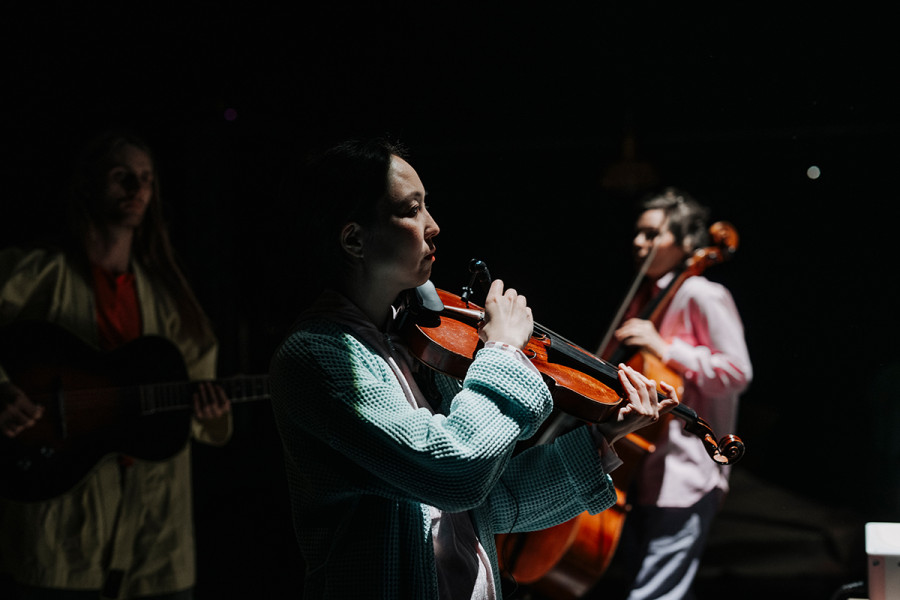 Satisfactionaction - © Nancy Jesse Musiker*innen beim Spiel: Gitarre, Violine, Violoncello.