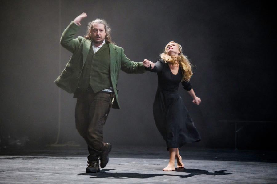 Der fliegende Holländer - © Bettina Stöß Eifersüchtig zerrt Erik Senta hinter sich her.