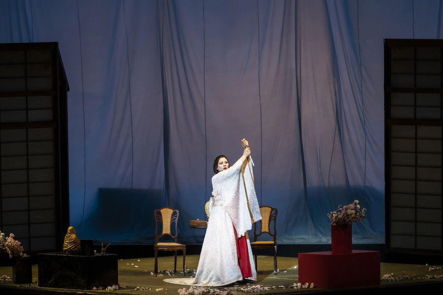 Madama Butterfly - © Bettina Stöß „Ehrenvoll sterbe, wer nicht länger mehr leben kann in Ehren.“ Cio-Cio-San tötet sich mit dem Dolch ihres Vaters.