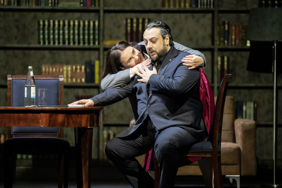 Simon Boccanegra - © Bettina Stöß Amelia und ihr Vater Boccanegra in vertrautem Gespräch.