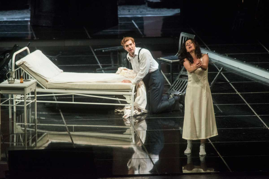 La Traviata - © Marcus Lieberenz In einer letzten Euphorie erhebt sie sich vom Sterbelager, vermeintlich geheilt.