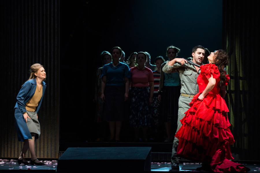 Carmen - © Marcus Lieberenz Verzweifelt wendet sich Micaela gegen Don José. Der bedroht auf kürzeste Distanz Carmen mit einem Revolver.