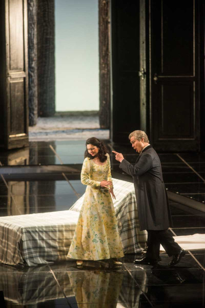 La Traviata - © Marcus Lieberenz Giorgio Germont verschärft den Ton und zeigt mit dem Finger auf Violetta.