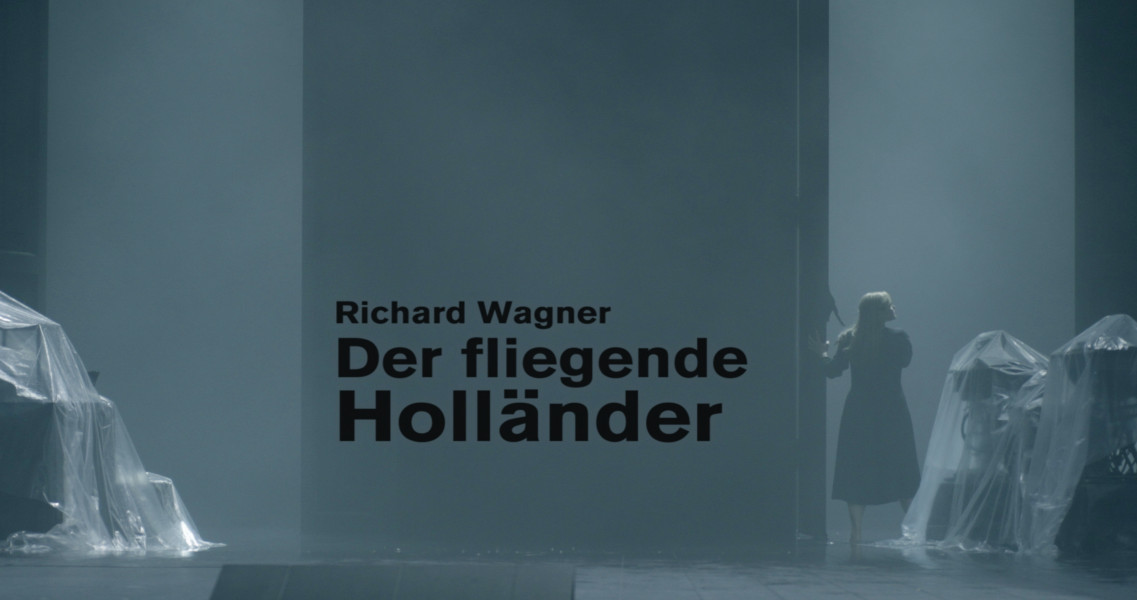 Der fliegende Holländer - © Ruth Tromboukis Dieses Bild ist das Standbild zum Videotrailer. Im grauen Nebel steht Senta in einer nach hinten geöffneten Tür.