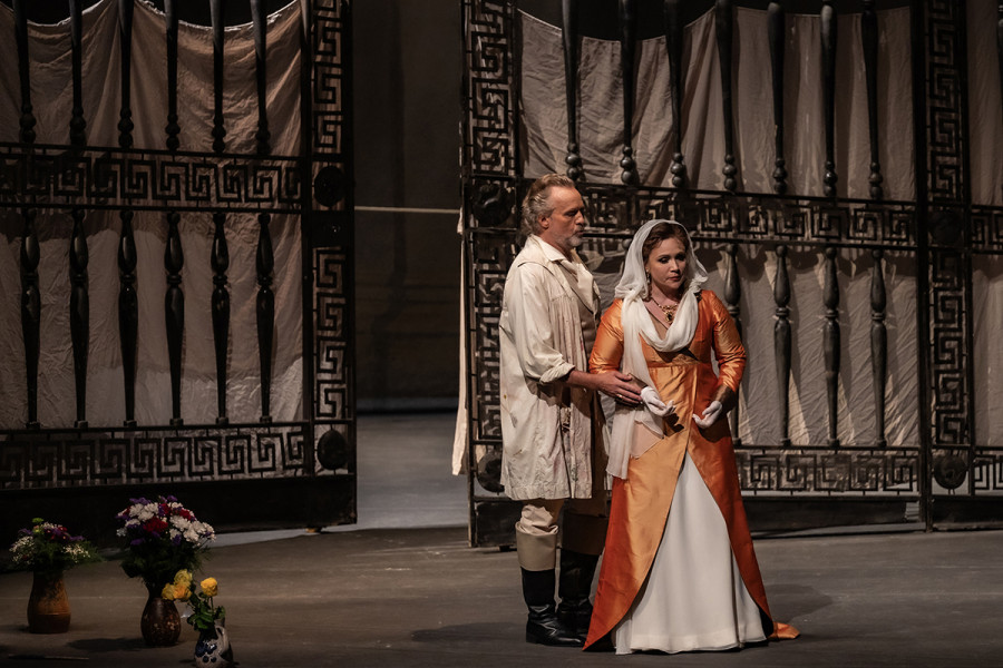 Tosca - © 2023, Bettina Stöß Tosca schaut verstimmt nach rechts, während sich Cavaradossi beschwichtigend ihr zuwendet.