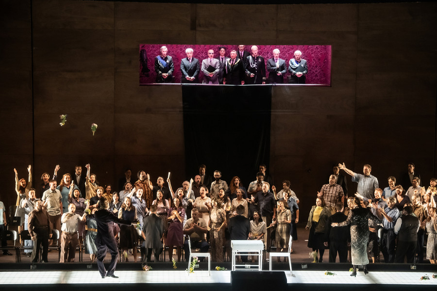 Turandot - © 2023 // Bettina Stöß Calaf und Turandot haben sich von ihren Stühlen erhoben und drehen sich zum jubelnden Volk. Calaf hat die Rätsel gelöst.