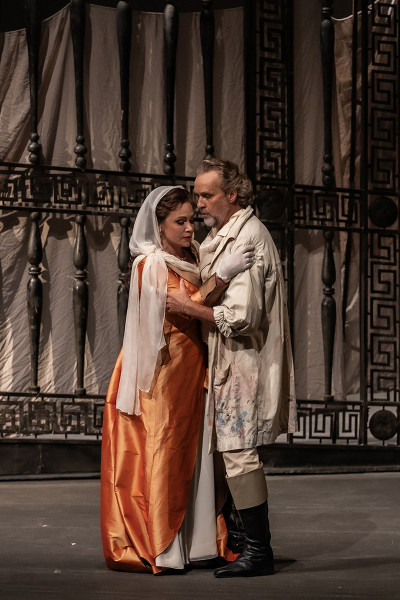 Tosca - © 2023, Bettina Stöß Tosca und Cavaradossi halten sich im Arm.