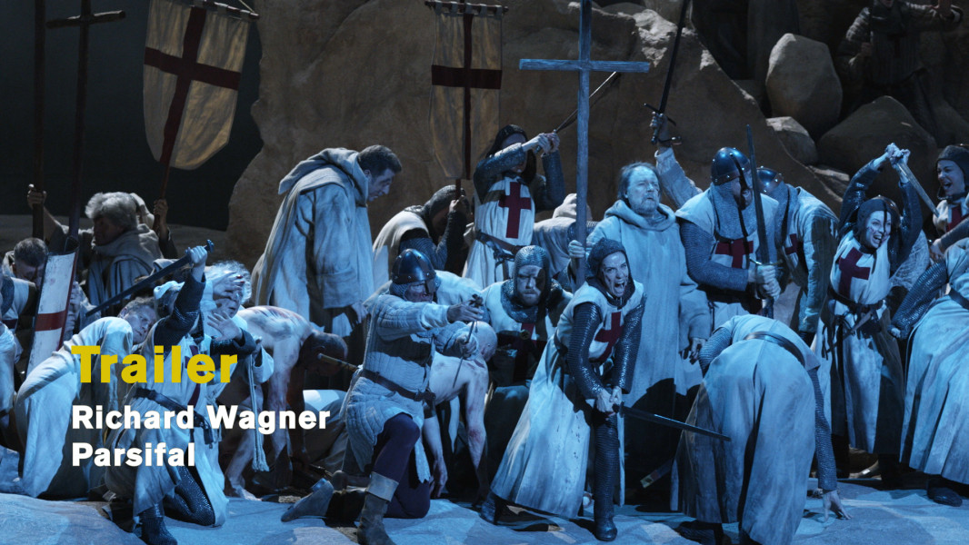 Richard Wagner: Parsifal (2024) - © Ruth Tromboukis Dieses Foto ist das Standbild zum Videotrailer mit Stückimpressionen. Die Gralsritter sind nach der Öffnung des Gral und die Stärkung durch ihn wild entschlossen zum Kreuzzug. In mittelalterlichen Rüstungen und mit Schwertern brechen sie auf.