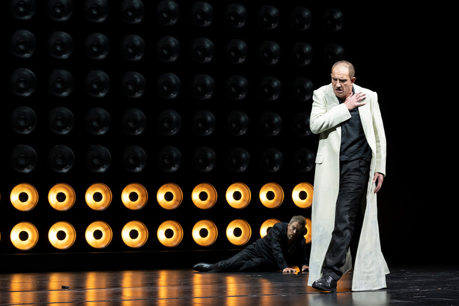 Tristan und Isolde - © Carole Parodi Eine Szenenimpression aus Thalheimers TRISTAN UND ISOLDE: Vor der Lampenwand König Marke und Kurwenal.
