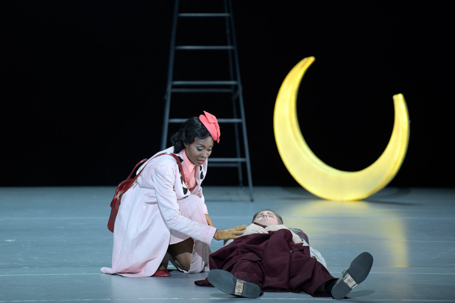 A Midsummer Night’s Dream - © Bettina Stöß Helena möchte Lysander wecken. Hinter beiden: Strahlend die goldene Mondsichel.