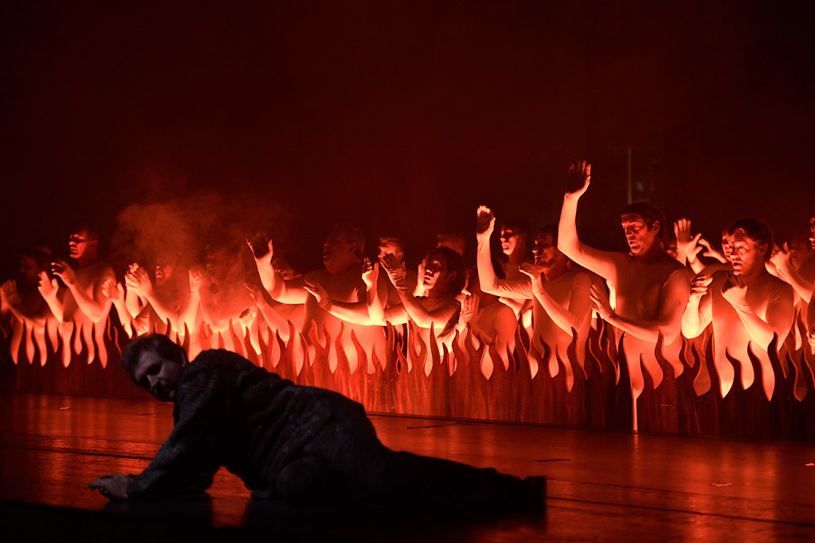 In mittelterlicher Ikonografie findet sich Tannhäuser im Fegefeuer wieder. Der Chor der Deutschen Oper ebenfalls als Büßende im Feuer.