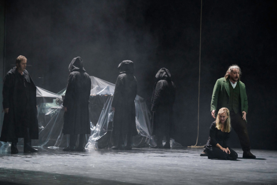 Der fliegende Holländer - © Bettina Stöß Der Holländer steht abseits, sich von Senta lossagend. Sie kniet am Boden neben Erik.