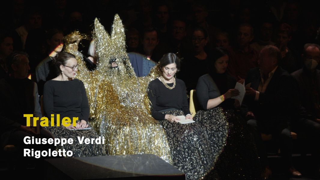 Giuseppe Verdi: Rigoletto - © 2022, Ruth Tromboukis Diese Bild ist das Standbild zum Video-Trailer. Rigoletto im Hasenkostüm