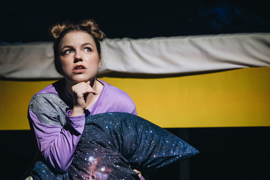 Tintenfischlady -   © Nancy Jesse  Elli sitzt an ihr Bett gelehnt auf dem Boden und denkt nach.