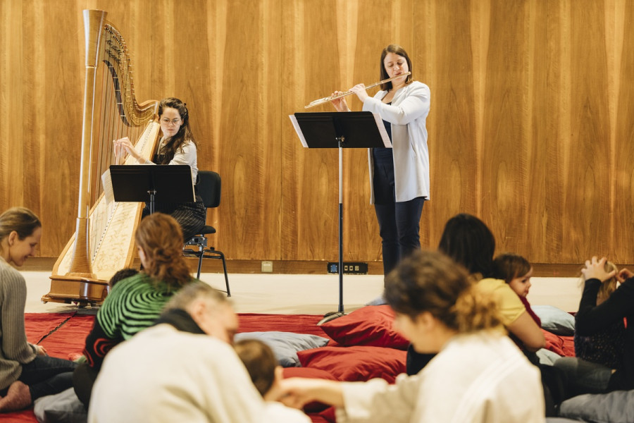 Babykonzert - © Nancy Jesse Die Harfenistin und die Flötistin musizieren vor den Kindern und Eltern.
