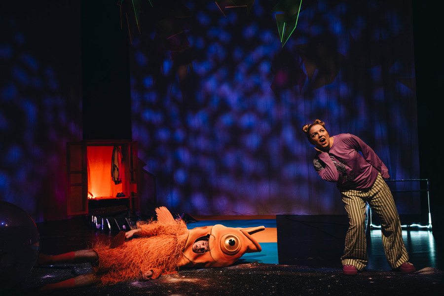 Tintenfischlady -   © Nancy Jesse  Herr Puddles liegt am Boden, Elli versucht seine Worte zu erlauschen.