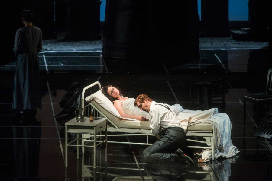 La Traviata - © Marcus Lieberenz Sie stirbt in den Armen Alfredos.