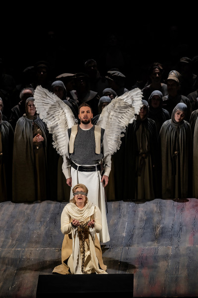 Lohengrin - © Bettina Stöß Elsa kniet noch immer, hinter ihr nun Lohengrin mit Engelsflügeln.