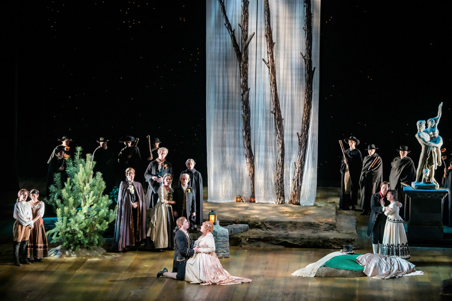 Le nozze di Figaro - © Bettina Stöß Das große Finale: Alle Verwechslungen und Zwistigkeiten sind beseitigt und zumindest oberflächlich herrscht Eintracht. Beieinander stehen das junge Paar Barbarina und Cherubino, die ältere Generation Don Basilio, Marcellina, Bartolo, Don Curzio und Antonio, davor kniet das gräfliche Ehepaar, sowie Figaro und Susanna.