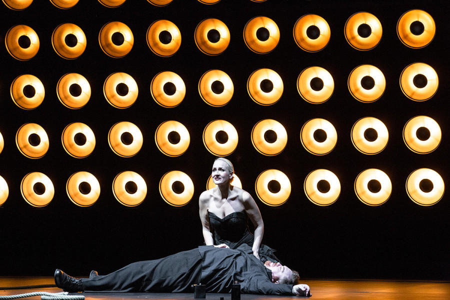 Tristan und Isolde -   © Bernd Uhlig  Tristan liegt tot am Boden. Neben ihm kniet klagend Isolde.