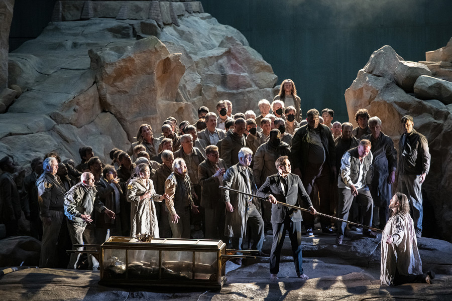 Parsifal - © Bettina Stöß Parsifal berührt mit der Spitze der Lanze Amfortas' Seitenwunde.