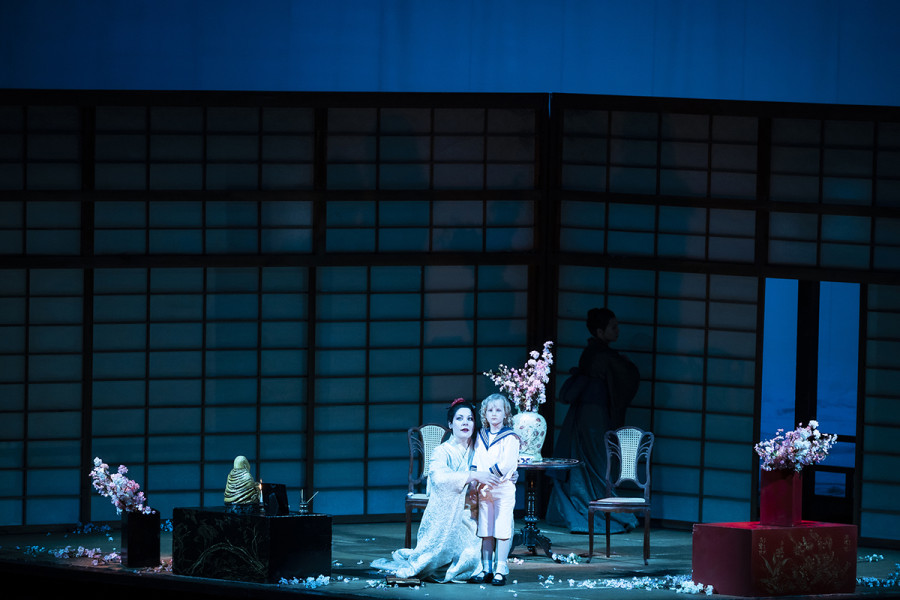 Madama Butterfly - © Bettina Stöß Cio-Cio-San mit ihrem Kind im Gespräch. Der Knabe trägt Matrosenkleidung.