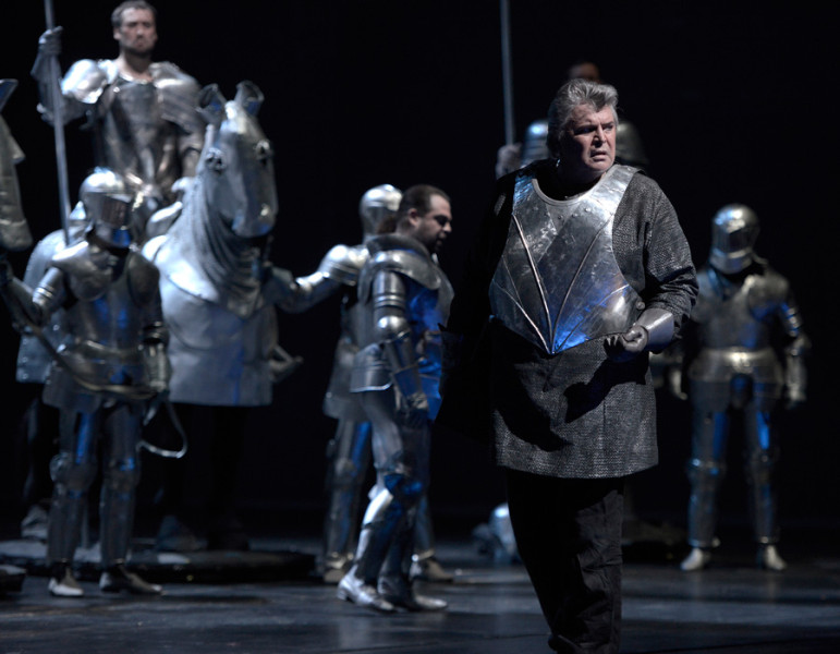 Tannhäuser und der Sängerkrieg auf Wartburg - © Bettina Stöß Dieses Foto ist eine typische Szenenimpression aus Kirsten Harms' Inszenierung von Wagners TANNHÄUSER. In der Mitte einer Rittergesellschaft in typisch mittelalterlichen Rüstungen steht Tannhäuser in Kettenhemd und Brustpanser.