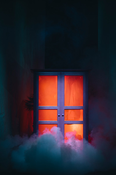 Tintenfischlady -   © Nancy Jesse  Die Welt beginnt sich ins Magische zu wandeln: Unter der beleuchteten Tür dringt Nebel herein.