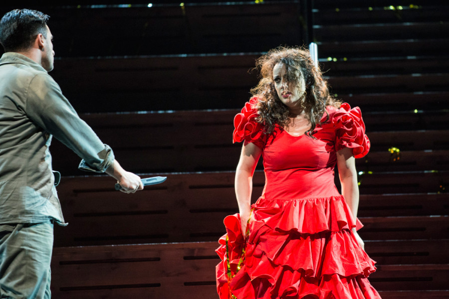 Carmen wird von Don José mit einem Messer bedroht.