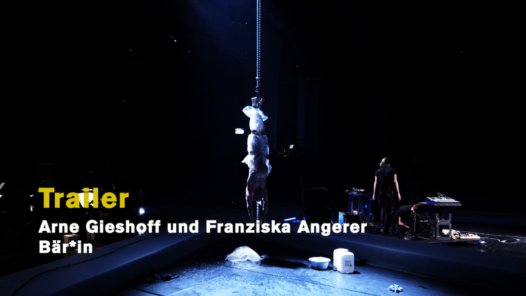 Dieser Video-Trailer vermittelt Eindrücke des szenischen Geschehens und der Musik zur Uraufführungsproduktion BÄR*IN in der Inszenierung von Franziska Angerer. Die Premiere fand am 21, Juni 2023 in der Tischlerei der Deutschen Oper Berlin statt.