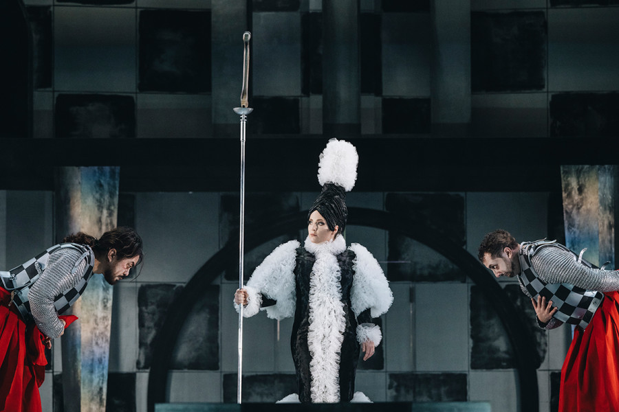 Die drei Rätsel - © Nancy Jesse In tiefer Verbeugung vor der Hofdame Frau Knochen Avernus und Tartarus.