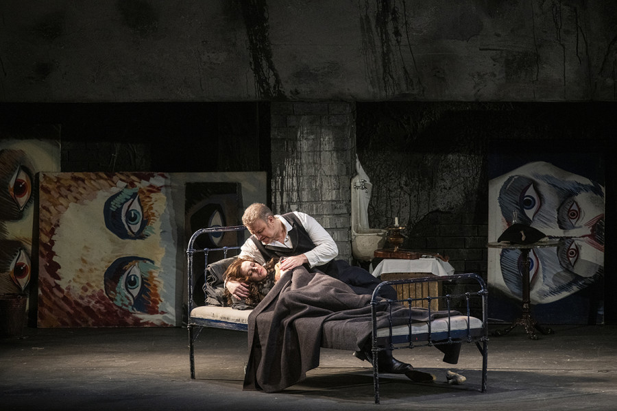 La Bohème - © Bettina Stöß Musetta hat die totkranke Mimì ins Zimmer gebracht. Rodolfo bettet sie auf die einzige Liegestatt. In seinen Armen haucht sie ihr Leben aus.
