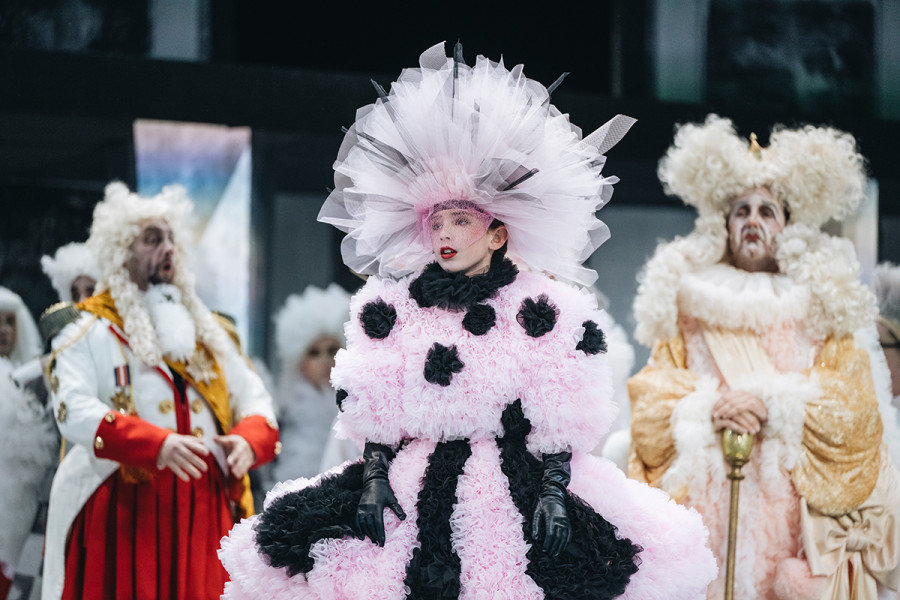 Die drei Rätsel - © Nancy Jesse Prinzessin Scharada vor ihrem Hofstaat.