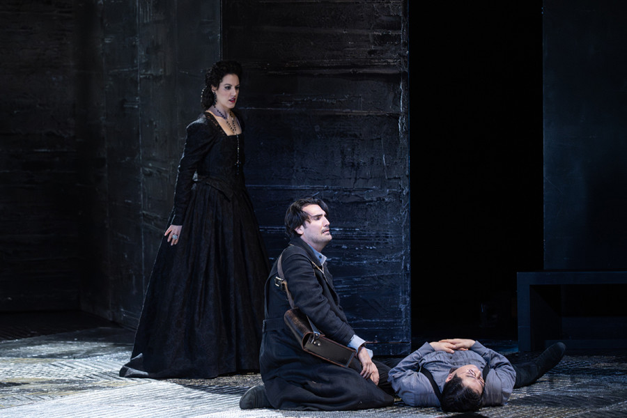 Don Carlo - © Marcus Lieberenz Posa ist tot. An seinem Leichnam kniet Carlo, hinter beiden steht Elisabeth.