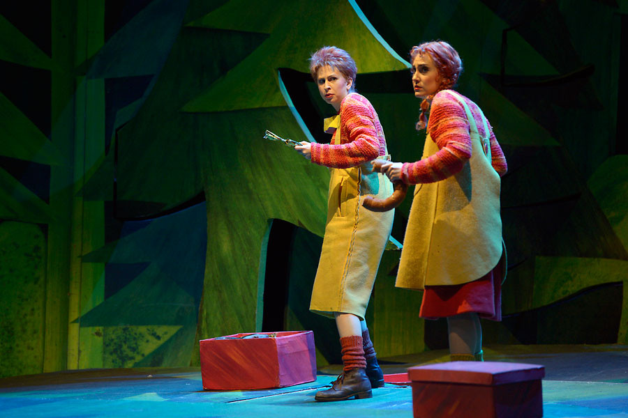 Hänsel und Gretel - © 2014 // Bettina Stöß Hänsel und Gretel haben das Hexenhäuschen gefunden. In unserer Inszenierung besteht es aus einer ungeheuerlichen Menge verschiedener roter Geschenkverpackungen. Hänsel und Gretel ziehen einige aus dem Berg und finden darin Süßigkeiten.