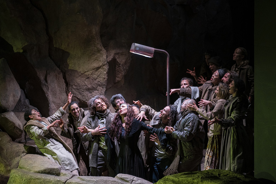 Parsifal - © Bettina Stöß Kundry ist getauft, die Gralsritter um sie herum scheinen ihrer zu spotten.