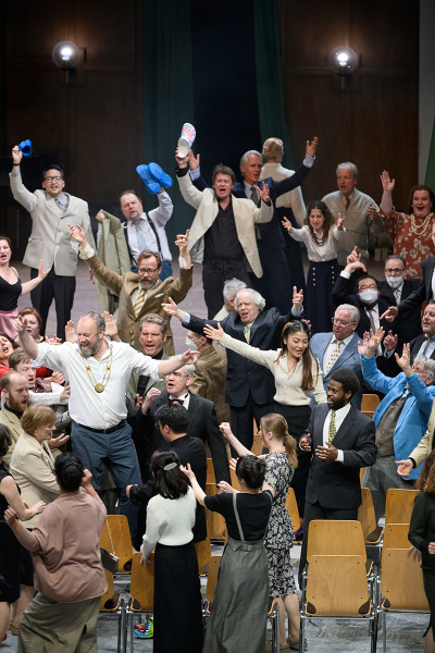 Im großen Schlussbild zu DIE MEISTERSINGER feiern die Sänger*innen des Chores Hans Sachs. Sachs hat für sich die Nachfolge Pogners beansprucht. Es beginnt ein turbulentes Fest.