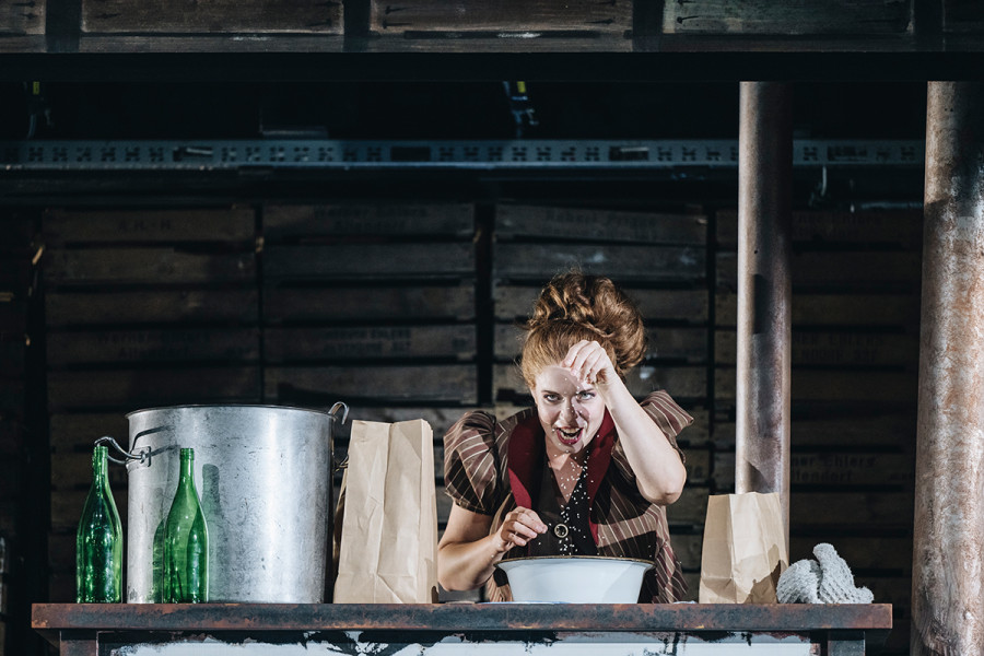 Die drei Rätsel - © Nancy Jesse Lassos Mutter bereitet den vergifteten Kuchen zu, den sie ihrem Sohn mit auf den Weg geben möchte, denn besser er stirbt bald durch sie als sonst irgendwie.