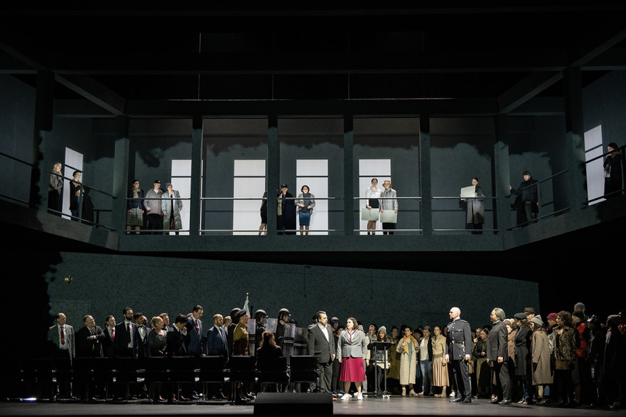 Simon Boccanegra - © Bettina Stöß Im großen Plenarsaal ist die Bevölkerung Genuas. Die Roben und großen Kostüme sind einfacher Kleidung gewichen. Boccanegra und Amelia sowie Gabriele und Fiesco bilden in der Massenszene zwei sich gegenüberstehende Gruppen.