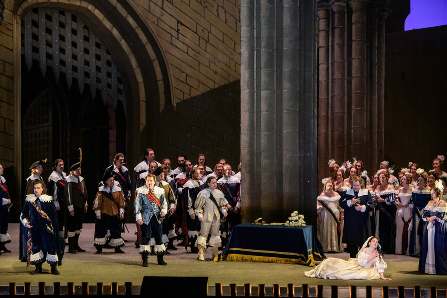 Unerwartet tritt Edgardo auf. Die Hochzeit gerät zum Skandal. Edgardo steht links, in der Mitte Arturo mit Enrico, rechts am Boden Lucia.