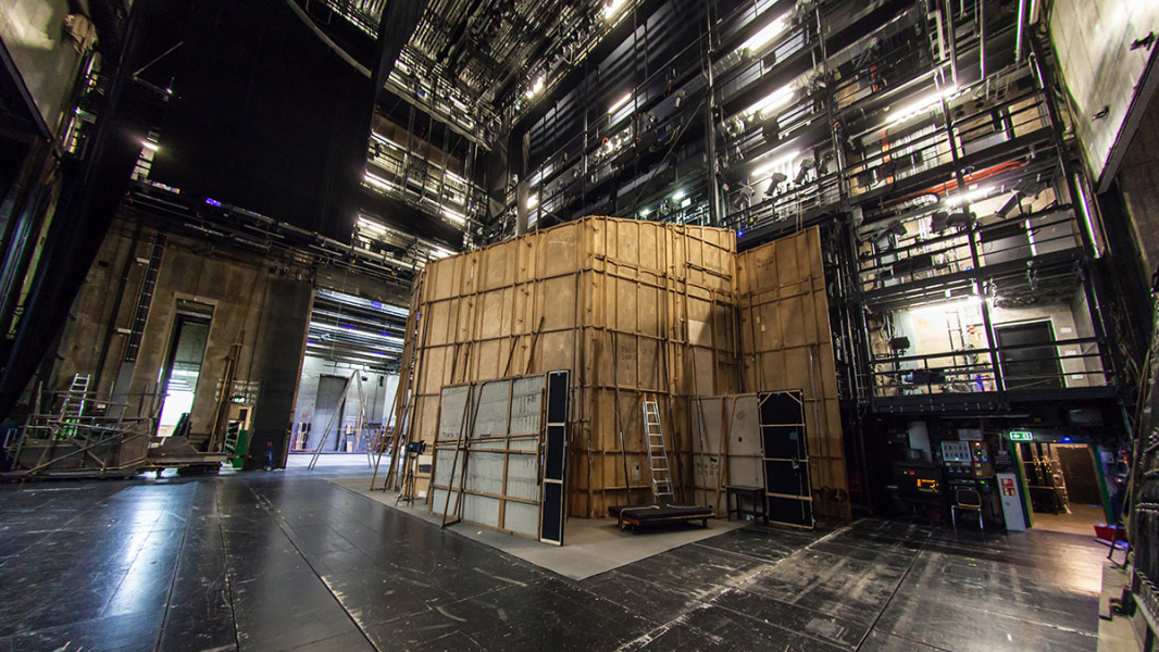 Backstage-Führung - © Ulrich Niepel Eine Sicht in die Beleuchtungstrassen und auf die Rückseite des Bühnenbildes von TOSCA