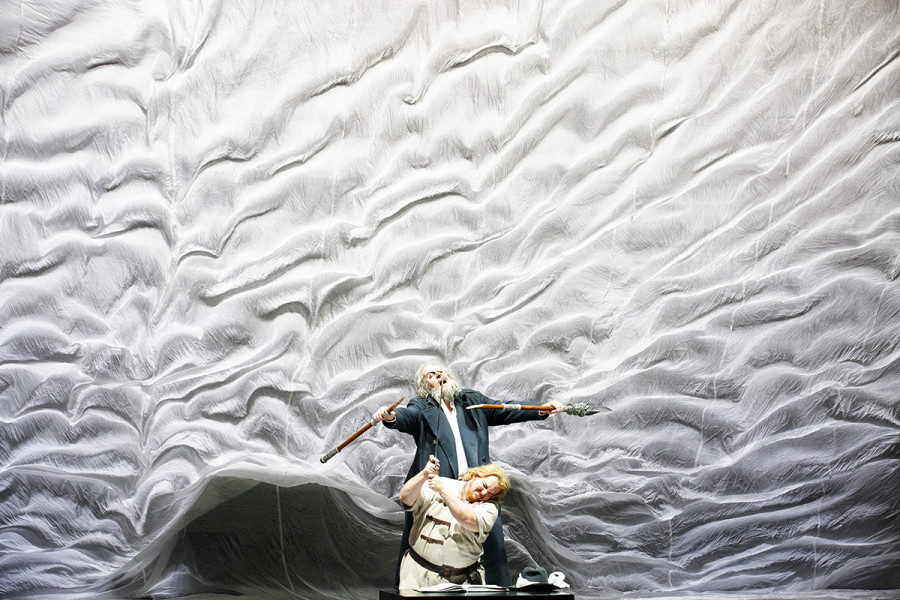 Siegfried - © Bernd Uhlig Wotan gibt sich als Hüter des Feuerfelsens zu erkennen und versperrt Siegfried den Weg: Dieser zerschlägt Wotans Speer, der einst seinen Vater fällte.