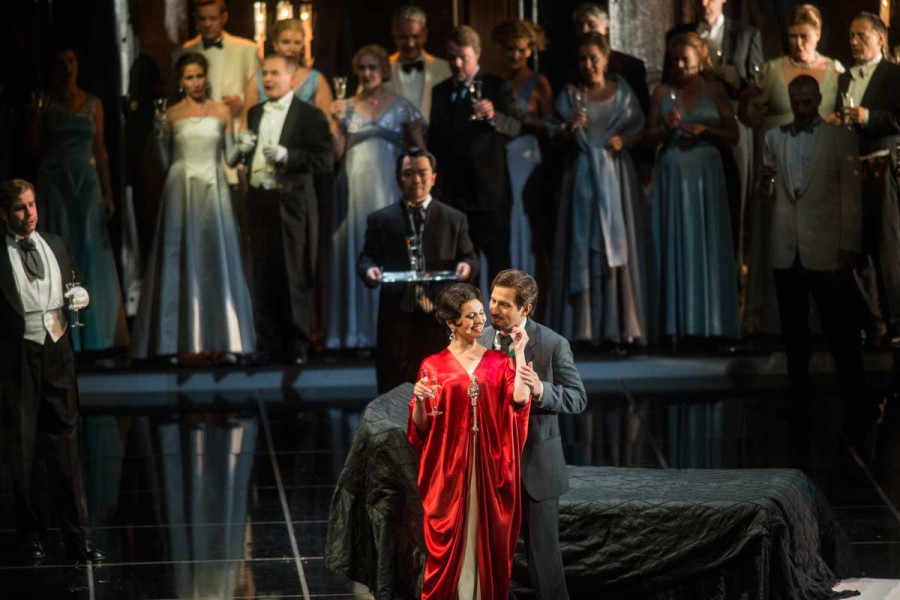 La Traviata - © Marcus Lieberenz Violetta ist der umschwärmte Mittelpunkt der Soiree. Die Männer umschwärmen sie.