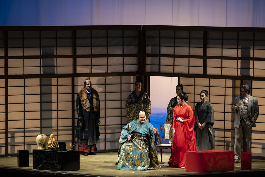 Madama Butterfly - © Bettina Stöß Fürst Yamadori hält im Beisein von Goro und Sharpless um die Hand Cio-Cio-Sans Hand an. Doch Butterfly verhöhnt den Fürsten und bleibt Pinkerton treu.