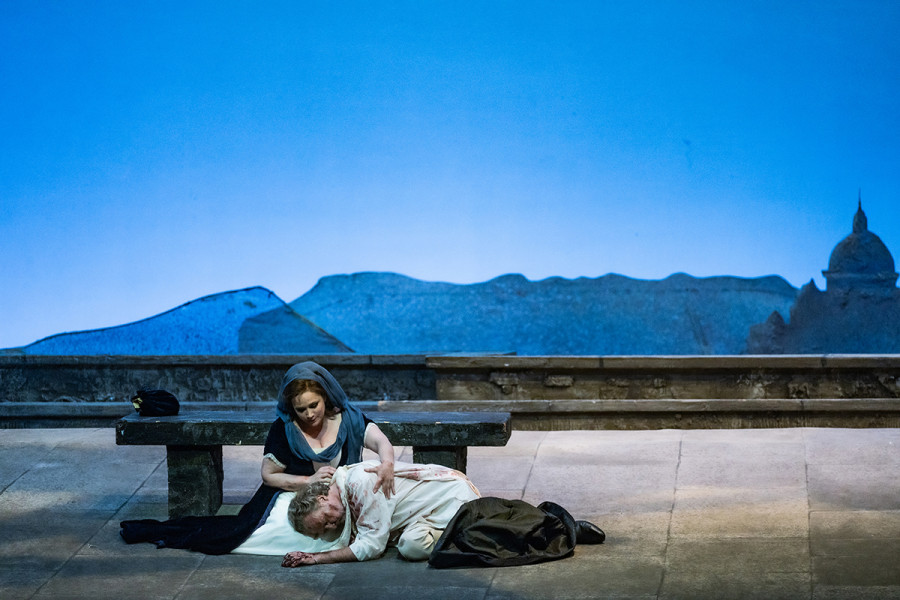 In der Morgendämmerung sind Tosca und Cavaradossi auf dem Dach der Engelsburg. Cavaradossi schmiegt den Kopf auf Toscas Knie. Sie breitet die Hände zärtlich über seine Schultern.