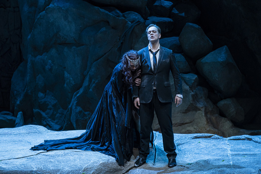 Parsifal - © Bettina Stöß Parsifal widersteht Kundrys Verführungsversuchen. Er richtet sich auf und versucht sich, aus der Umklammerung zu lösen.