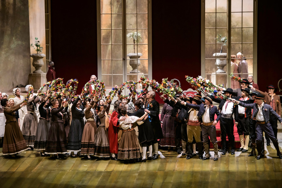 Le nozze di Figaro - © Bettina Stöß Eine große Ensembleszene im Hochzeitssaal. Alle tanzen und bejubeln das frisch gebackene Ehepaar.